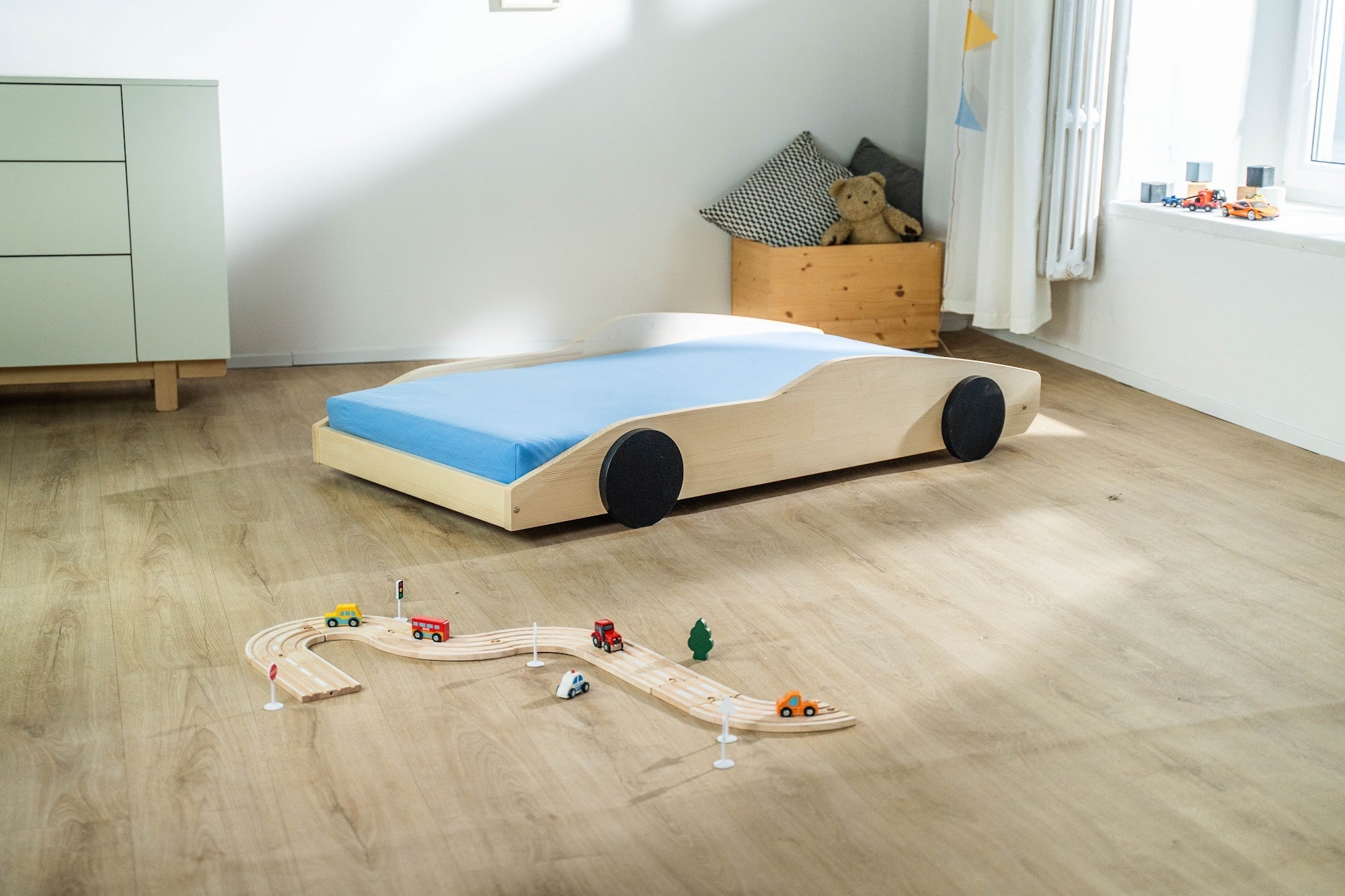 Bolide autobed in naturel hout, zijaanzicht met blauwe matras