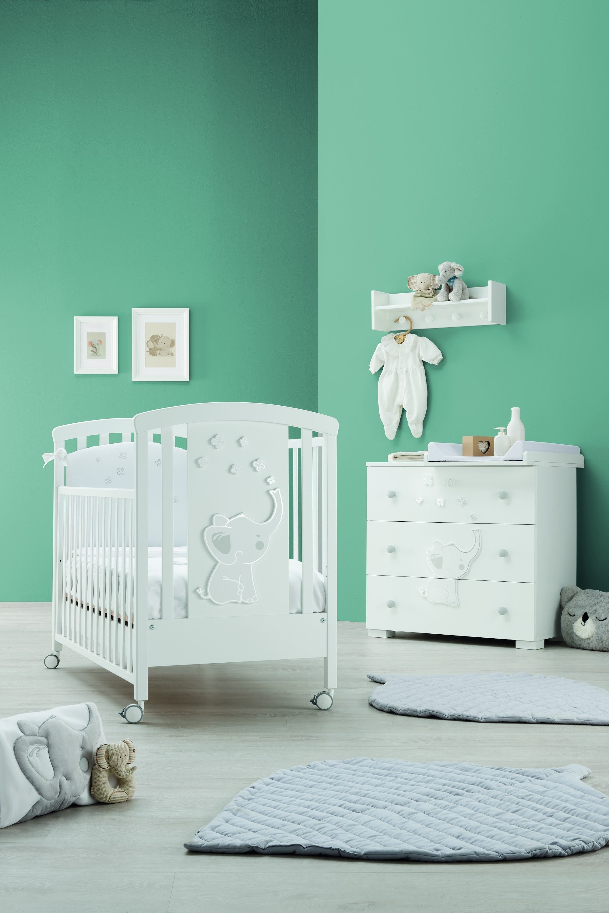Britt babybed in wit, in een babykamer naast de bijpassende commode