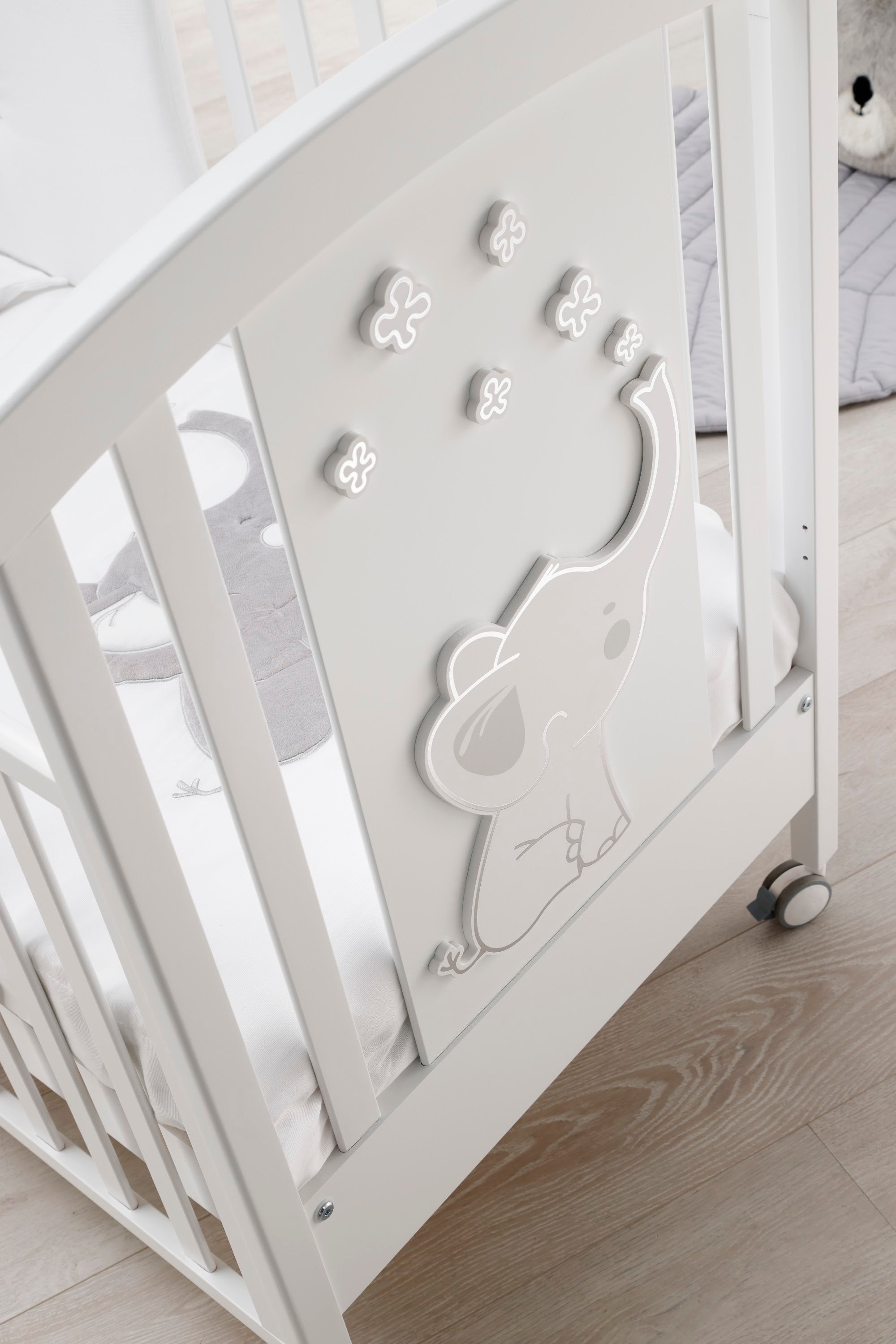 Britt babybed, detail van het olifantje in reliëf op het hoofdbord