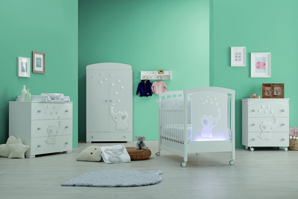 Britt babybed met ledverlichting, overdag in een babykamer