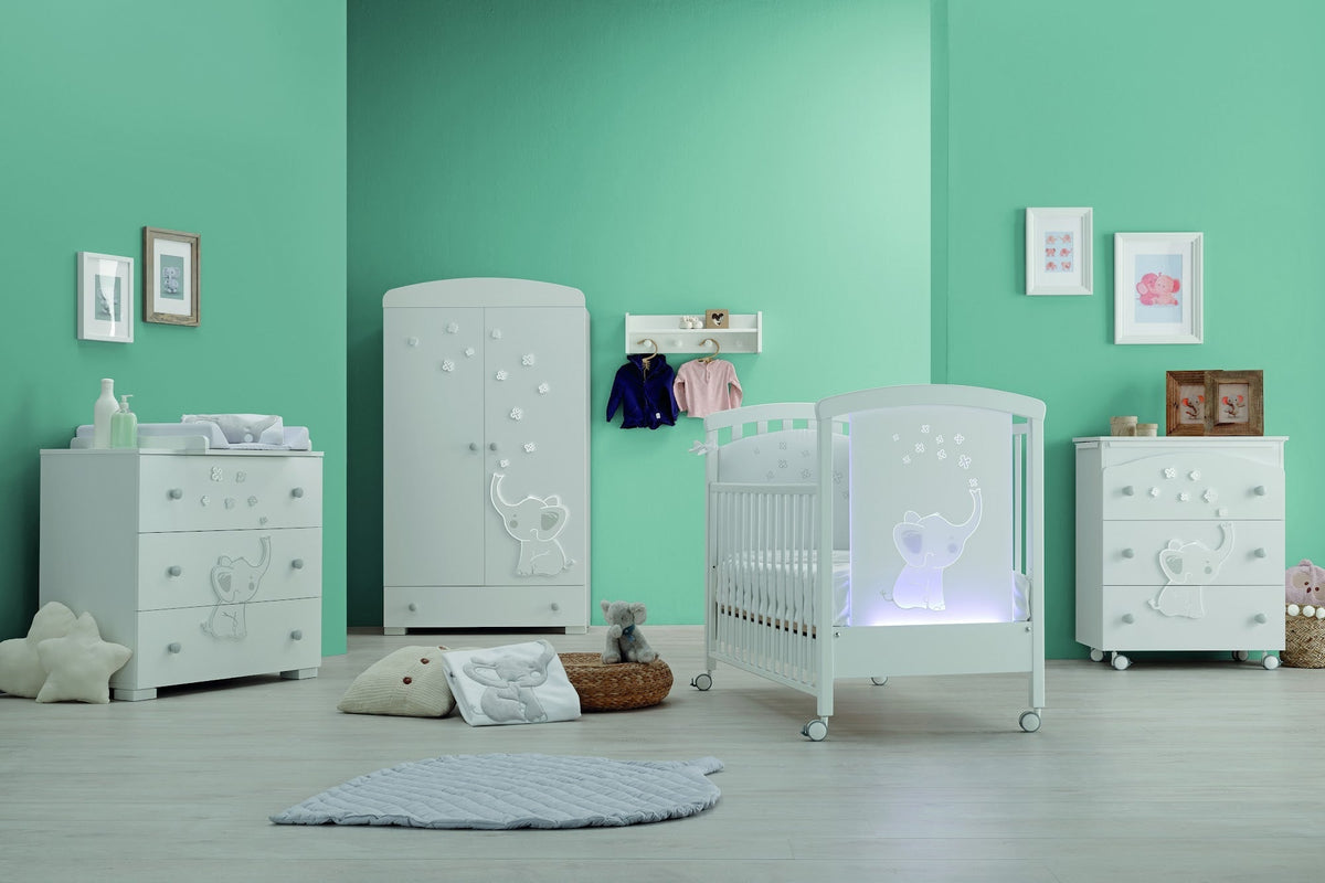 Britt babybed met ledverlichting, overdag in een babykamer