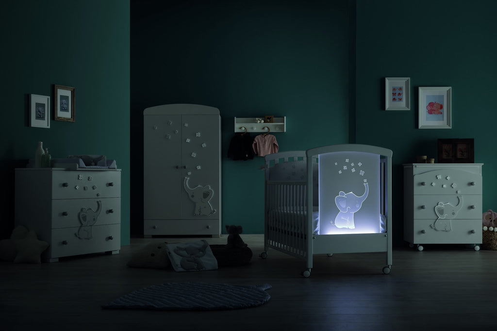 Britt babybed met ledverlichting, in het donker met verlicht hoofdbord