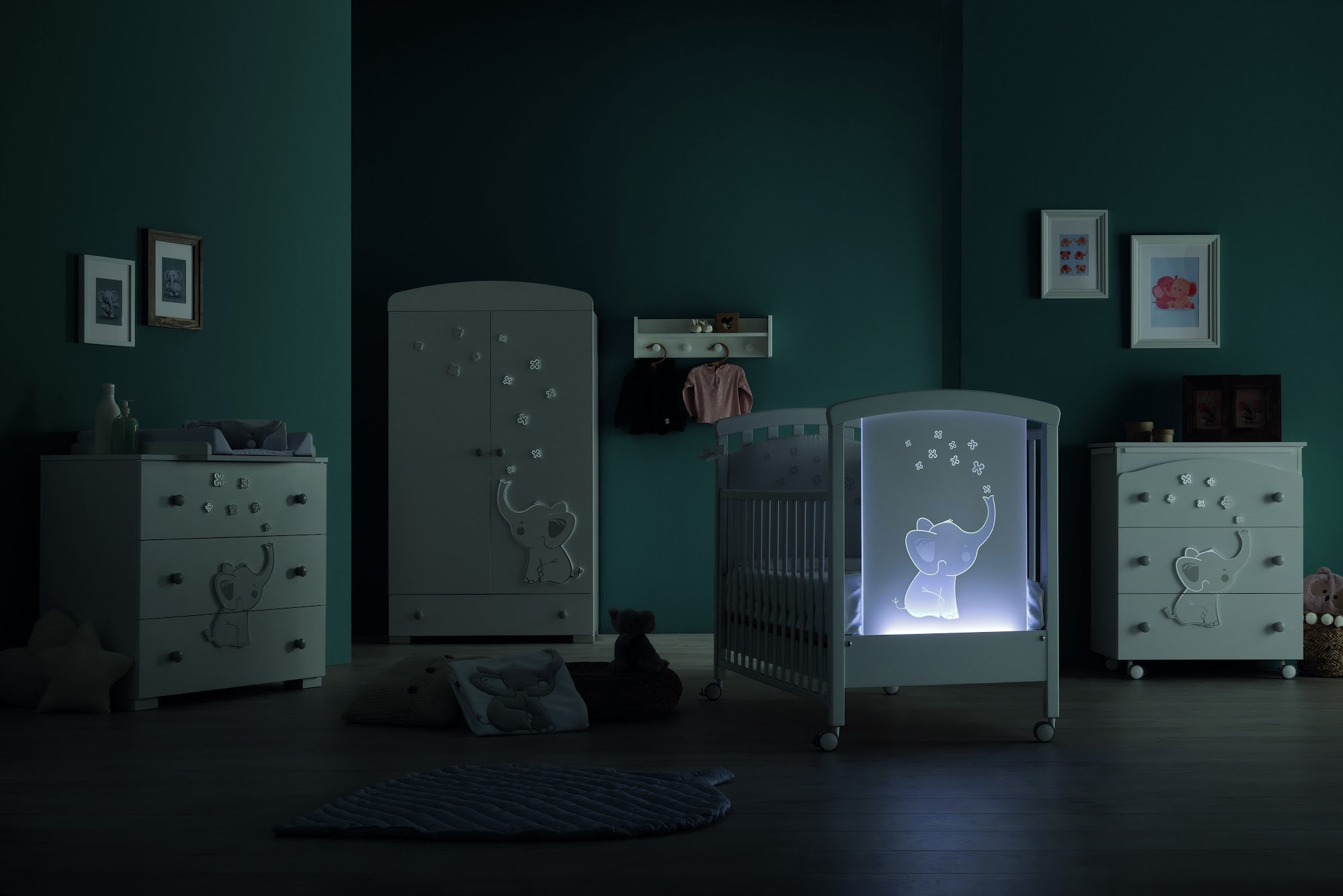 Britt babybed met ledverlichting, in het donker met verlicht hoofdbord