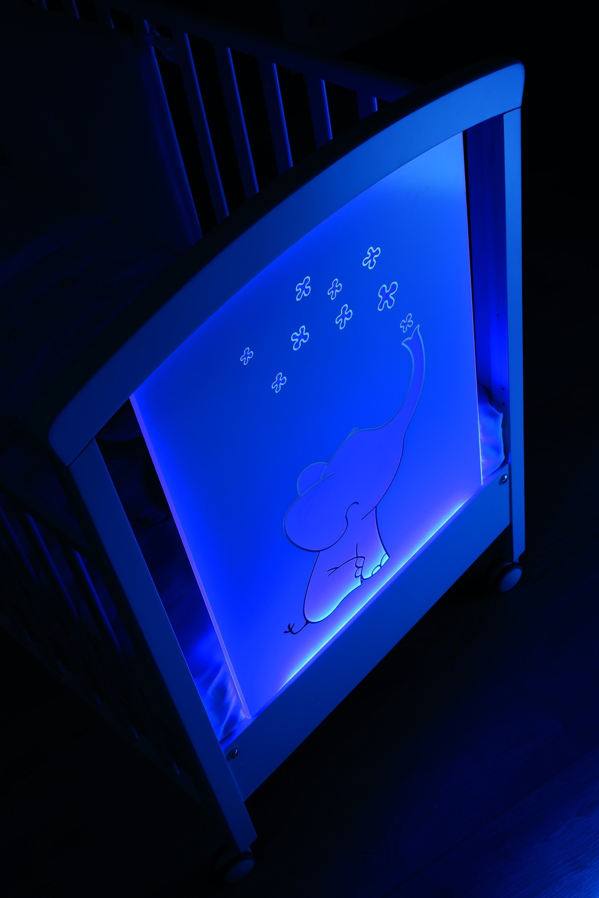 Britt babybed met ledverlichting in blauw