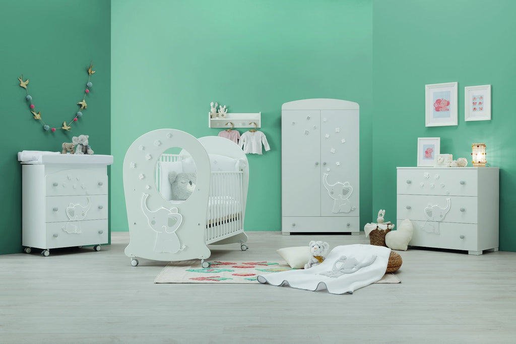 Britt babybed met rond venster, in een babykamer met de bijpassende meubels