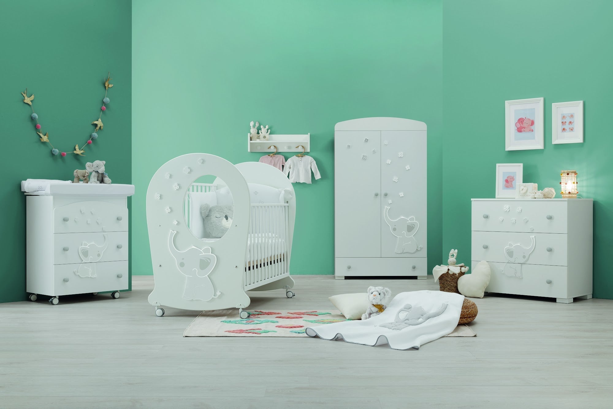 Britt babybed met rond venster, in een babykamer met de bijpassende meubels