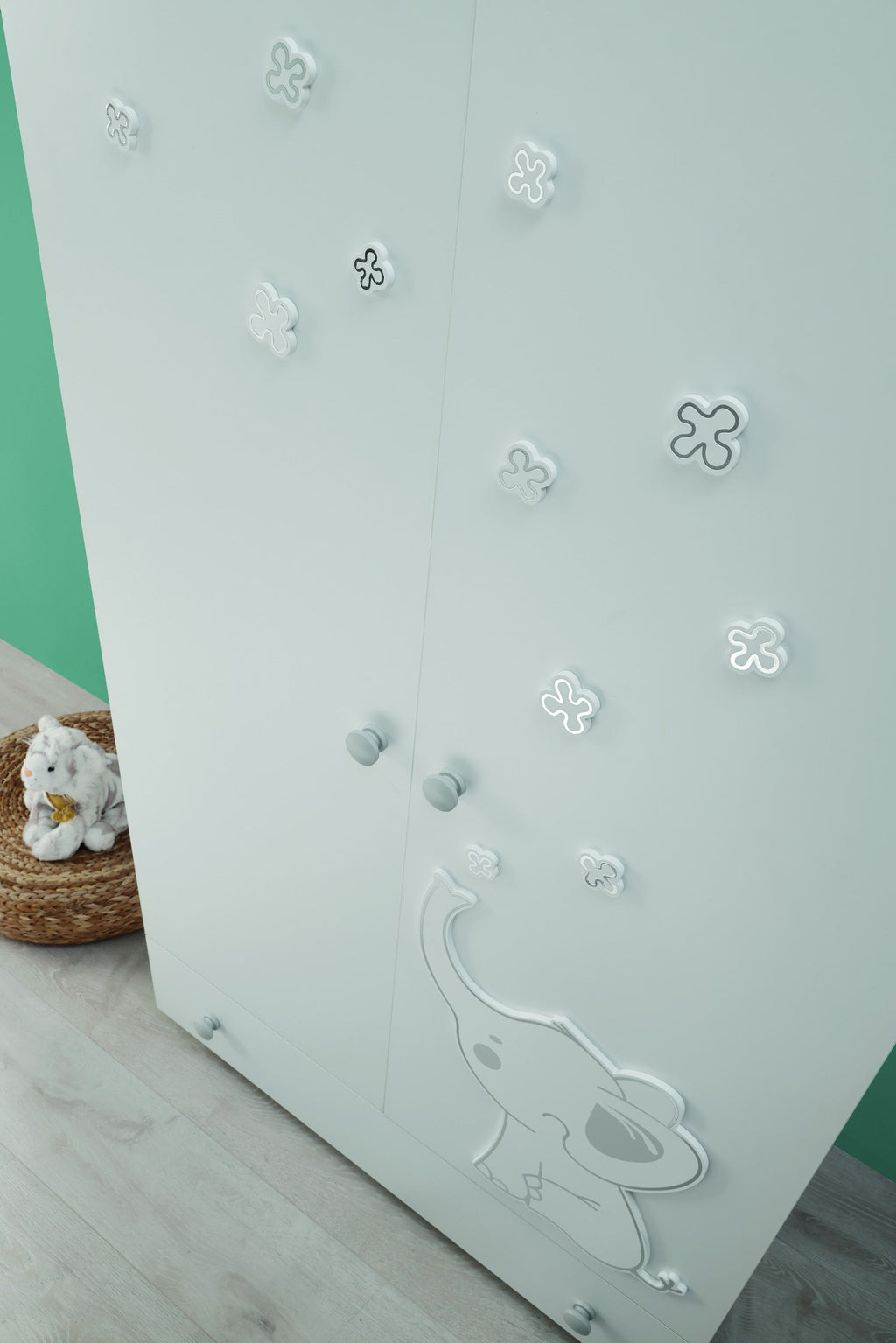 Britt kledingkast, detail van het olifantje en de bloemen in reliëf