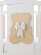 Kiki babybed, detail van het beerpaneel in naturel