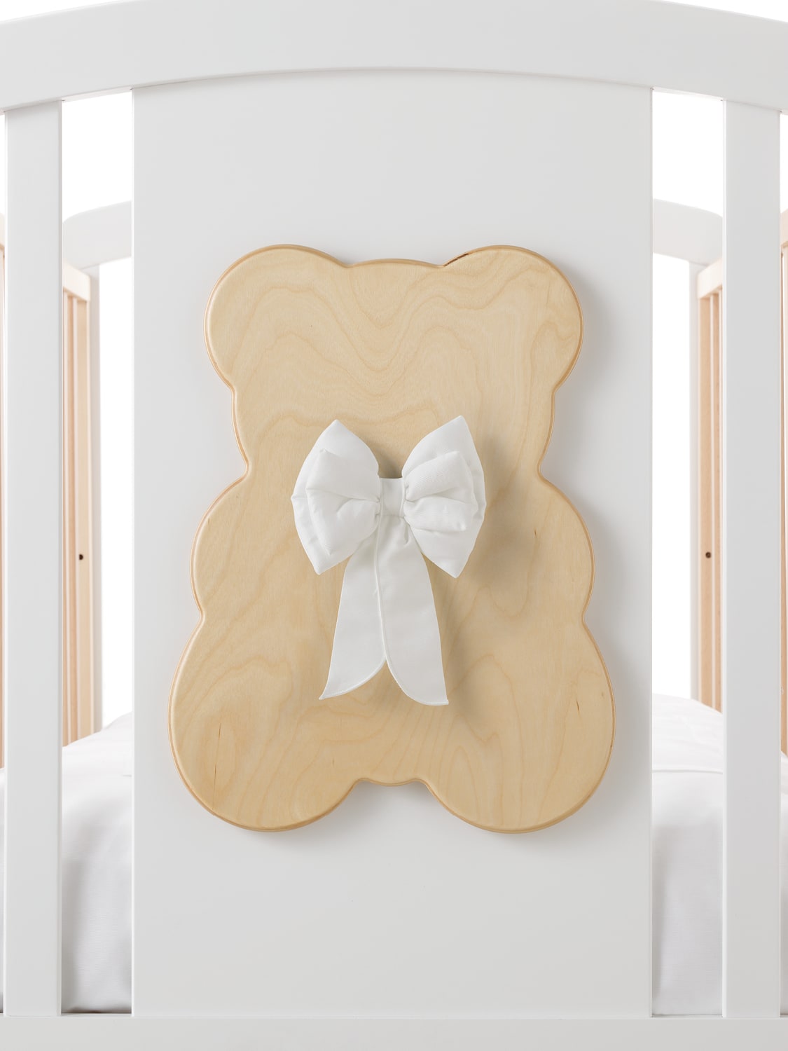 Kiki babybed, detail van het beerpaneel in naturel