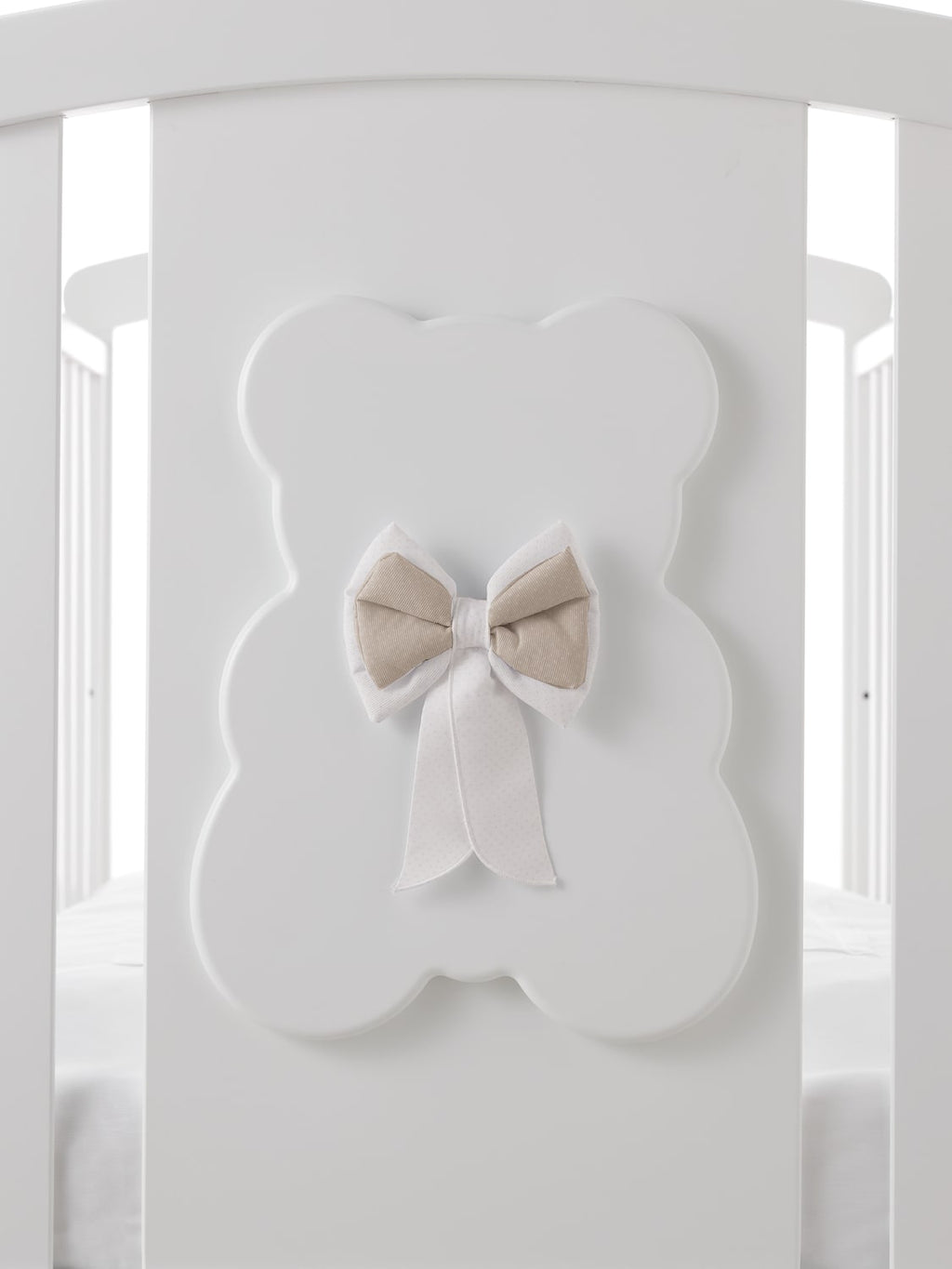 Kiki babybed, detail van het beerpaneel, tweede uitvoering