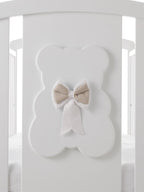 Kiki babybed, detail van het beerpaneel, tweede uitvoering