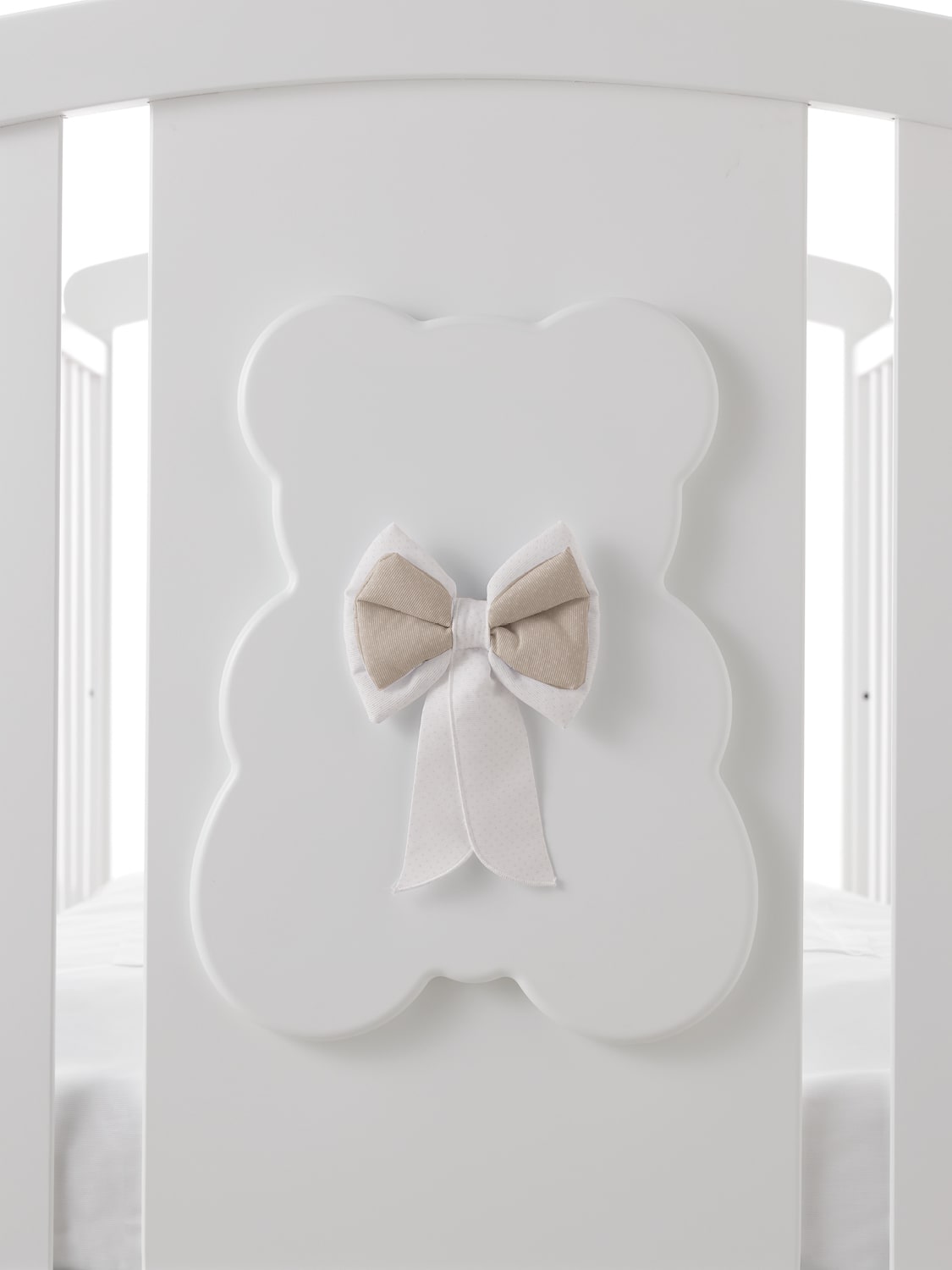 Kiki babybed, detail van het beerpaneel, tweede uitvoering