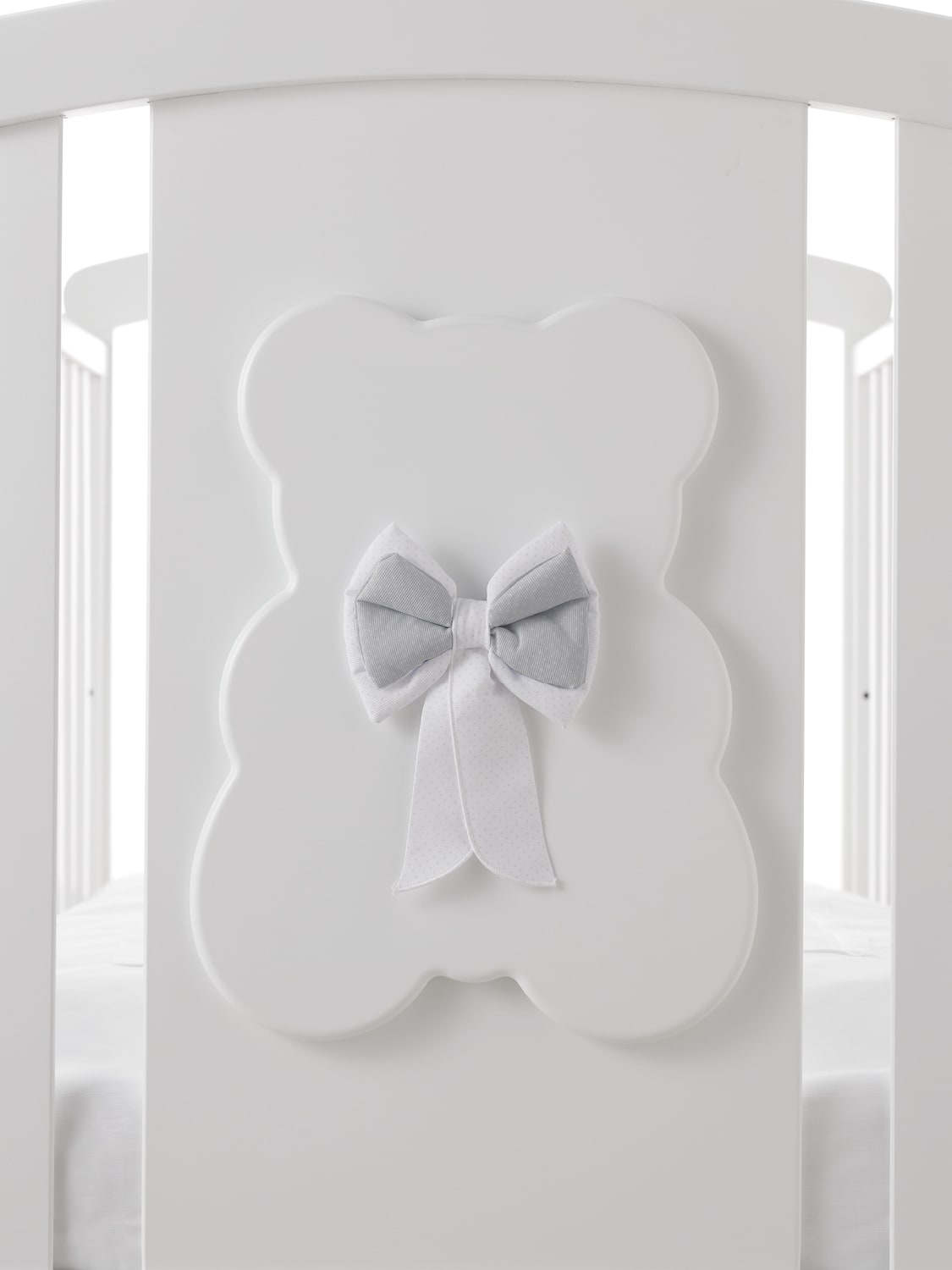 Kiki babybed, detail van het beerpaneel, derde uitvoering