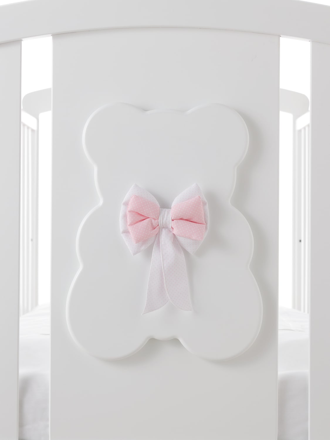 Kiki babybed, detail van het beerpaneel, vierde uitvoering