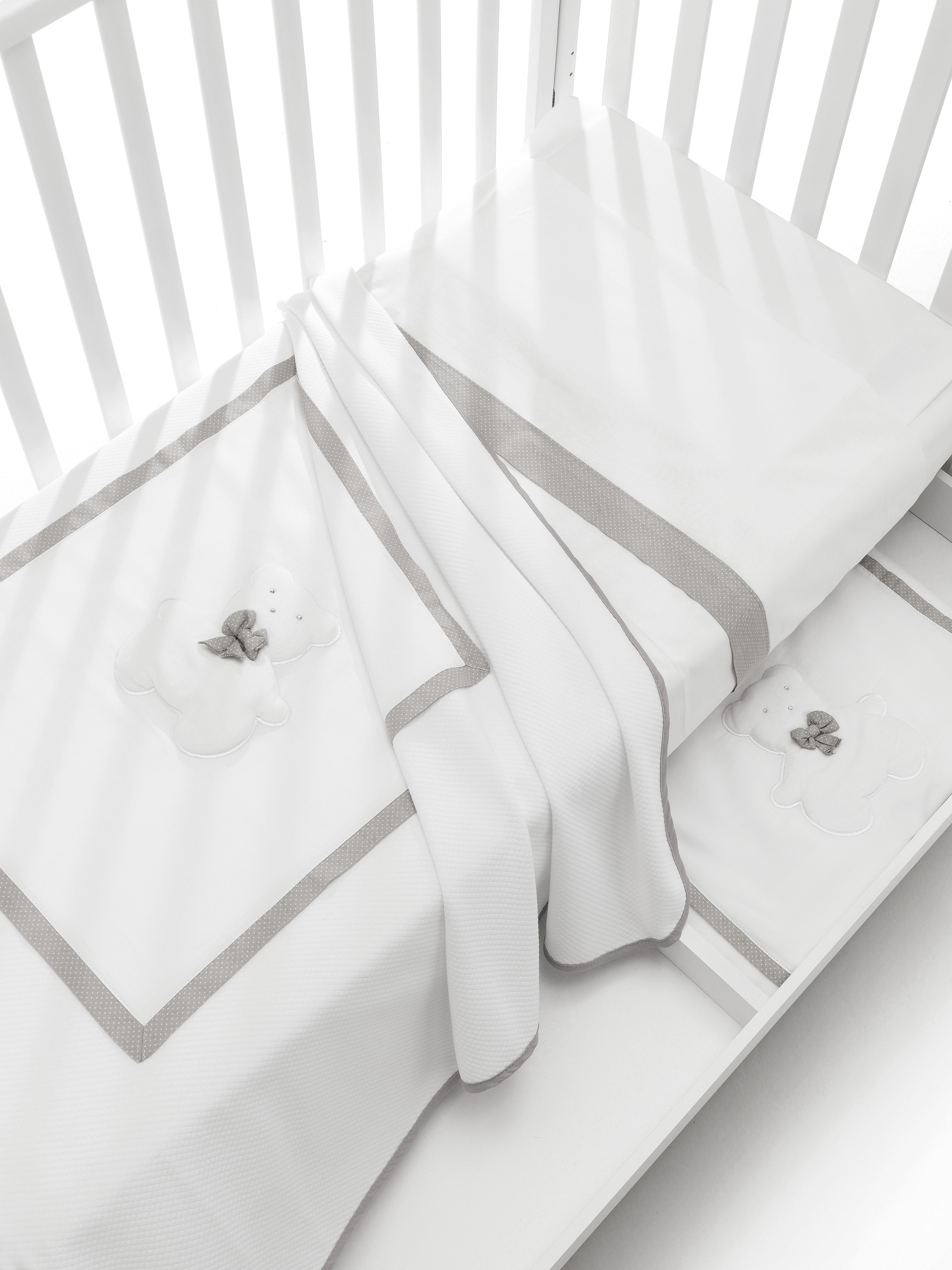Kiki dekentje op het babybed