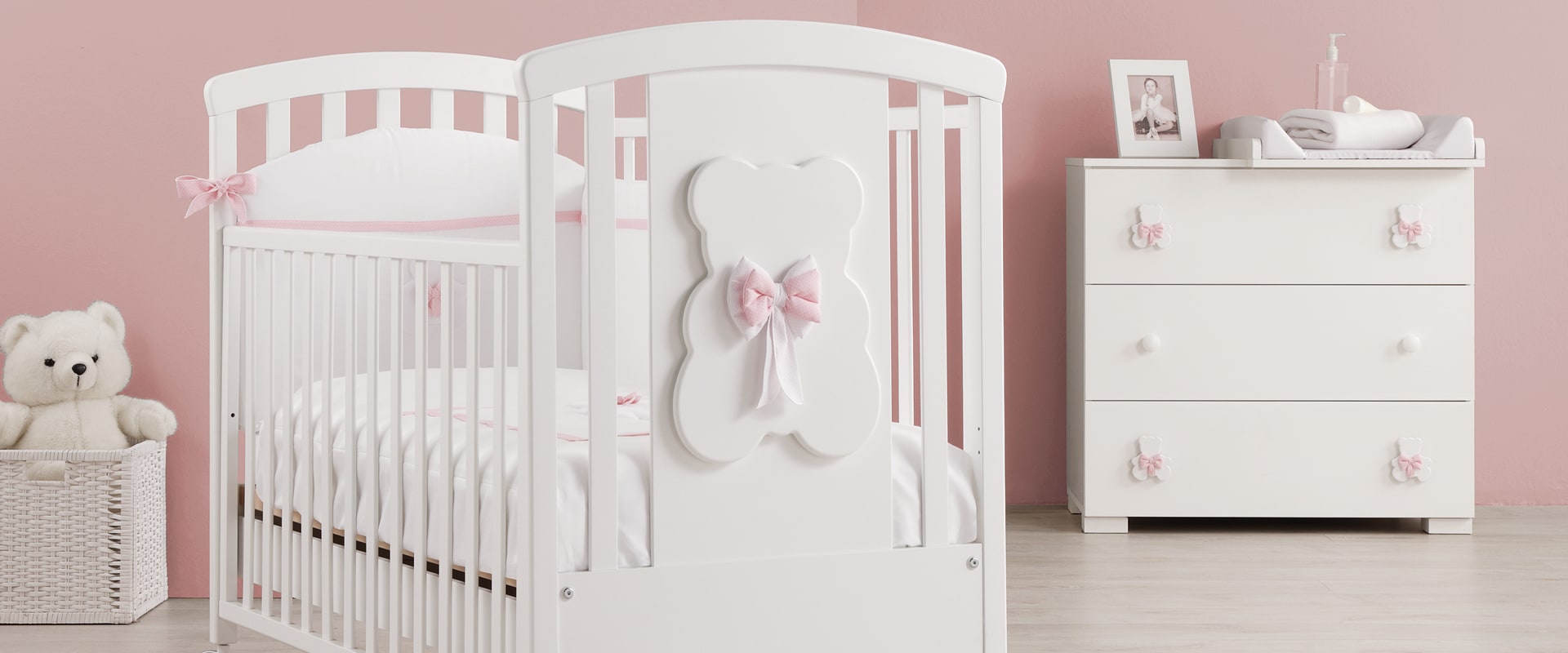 Kiki babykamer in wit met roze details