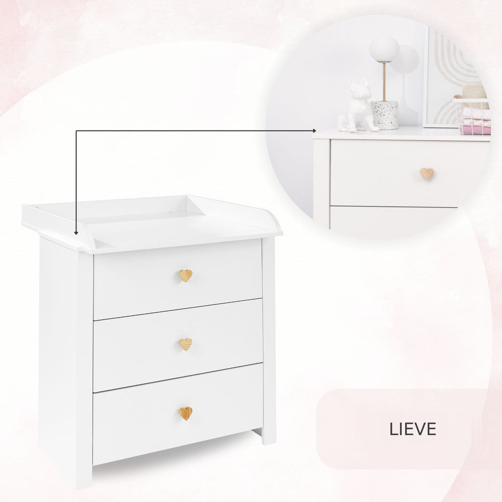 Lieve commode met verschoonblad, detail van de greep
