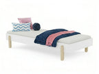 Linn bed 90x200 cm in wit, vrijstaand vooraanzicht met naturel houten poten