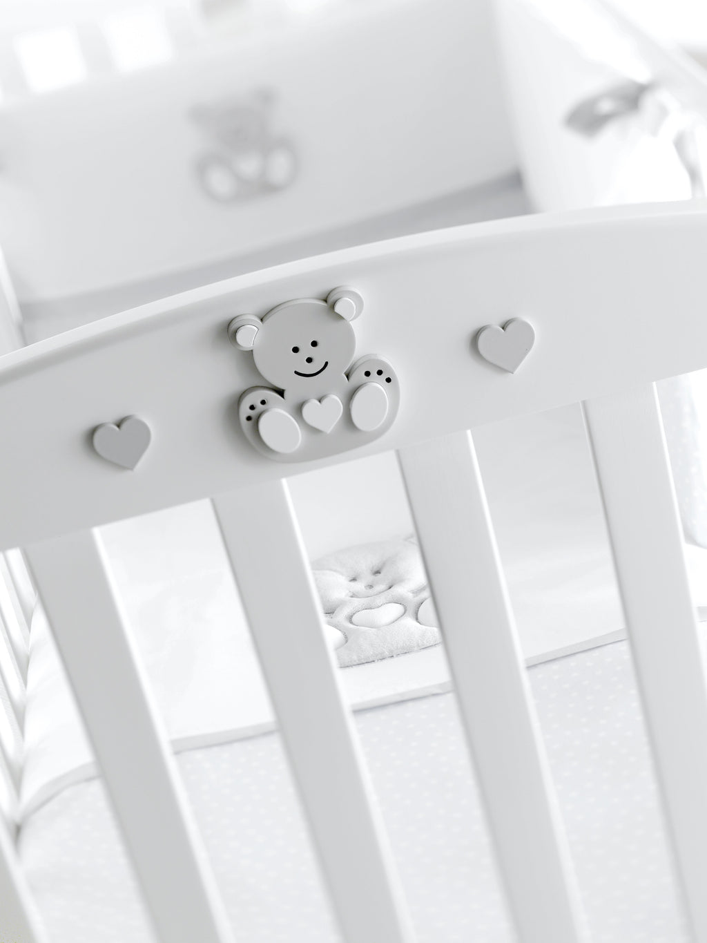 Mees babybed, detail van het beertje op het hoofdeinde