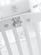 Mees babybed, detail van het beertje op het hoofdeinde