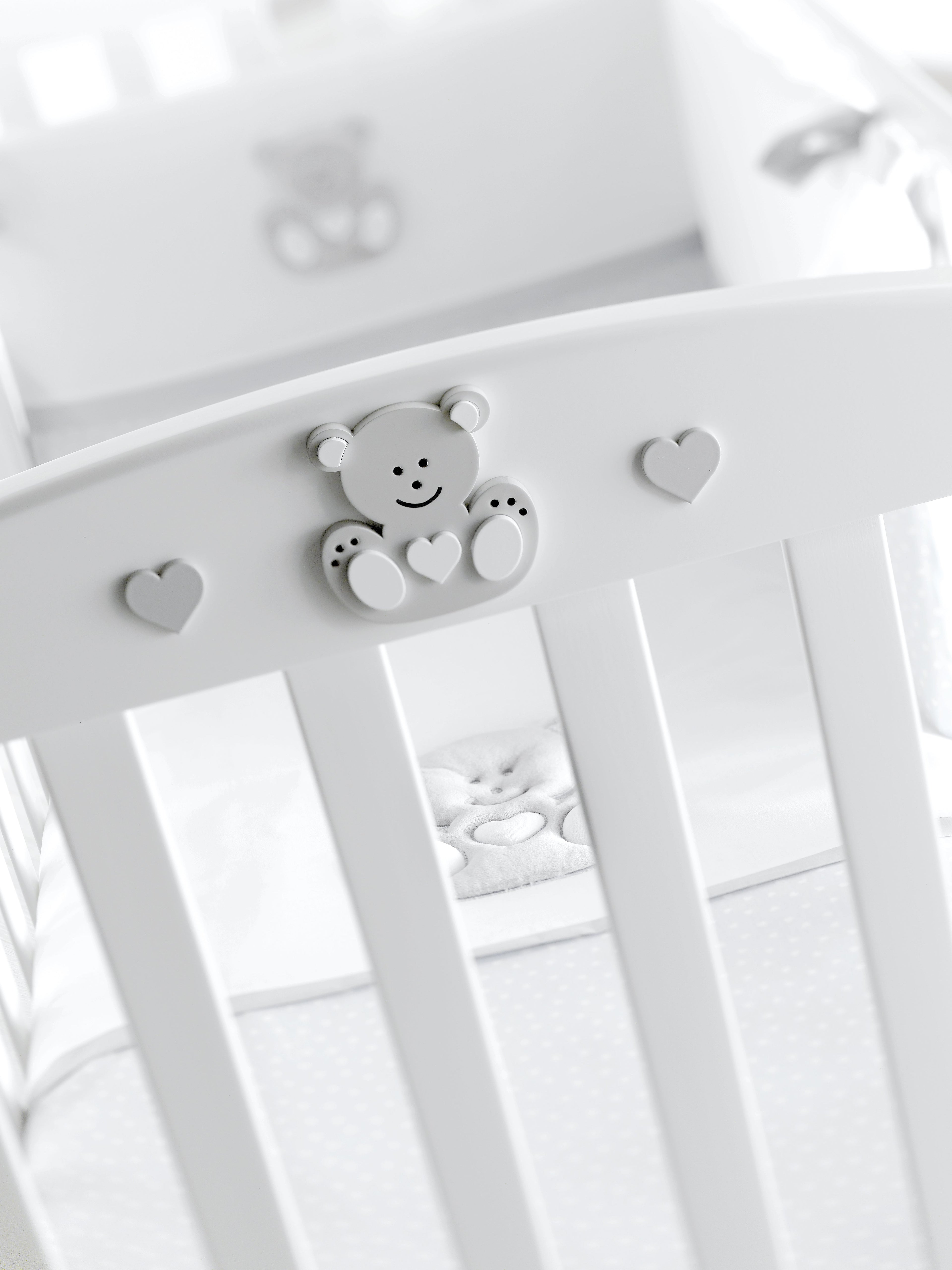 Mees babybed, detail van het beertje op het hoofdeinde