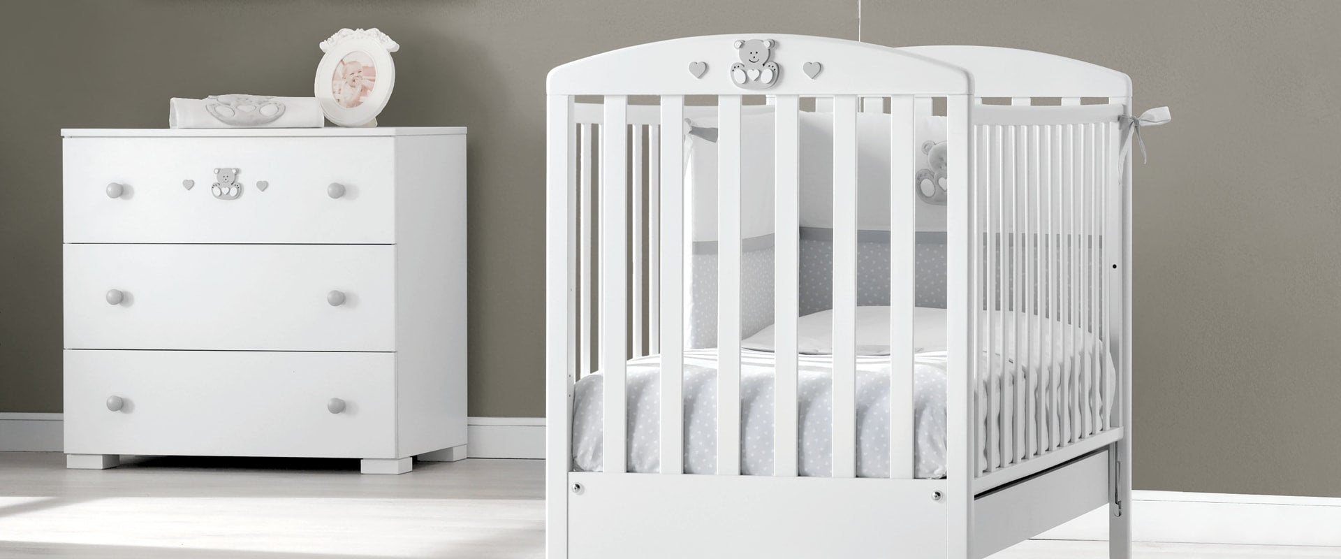 Mees babykamer in wit met grijze accenten