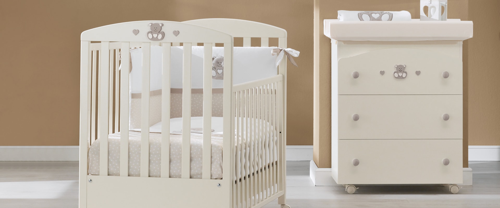 Mees babybed en commode in wit met tortora accenten