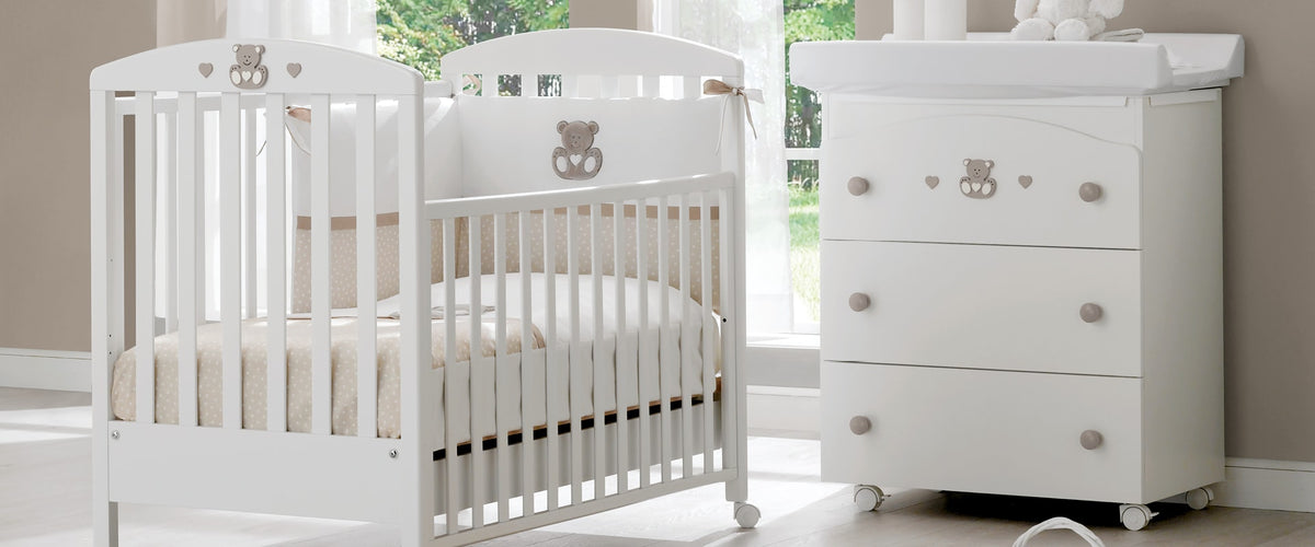 Mees babykamer in wit met tortora accenten