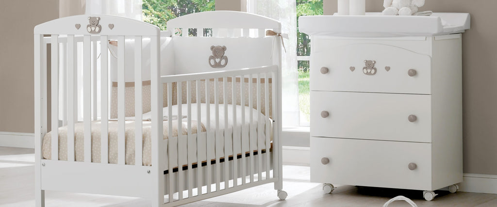 Mees babykamer in wit met tortora accenten