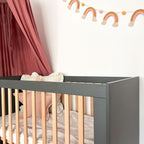 Noor babybed grijs in kinderkamer met slinger