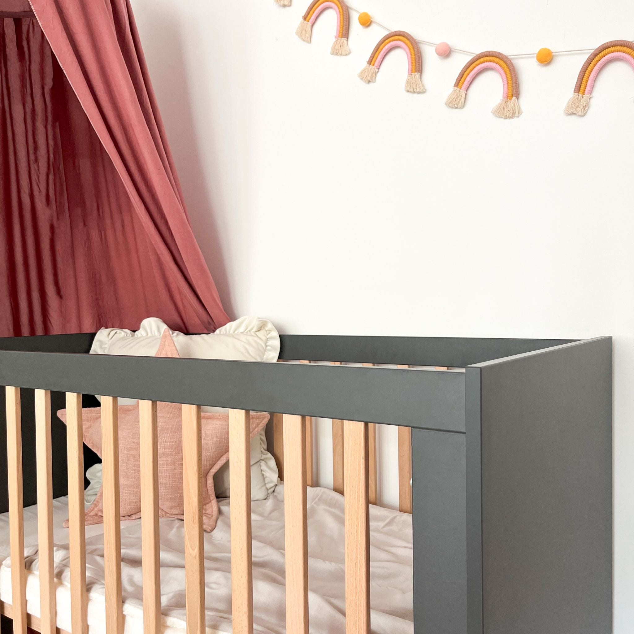 Noor babybed grijs in kinderkamer met slinger