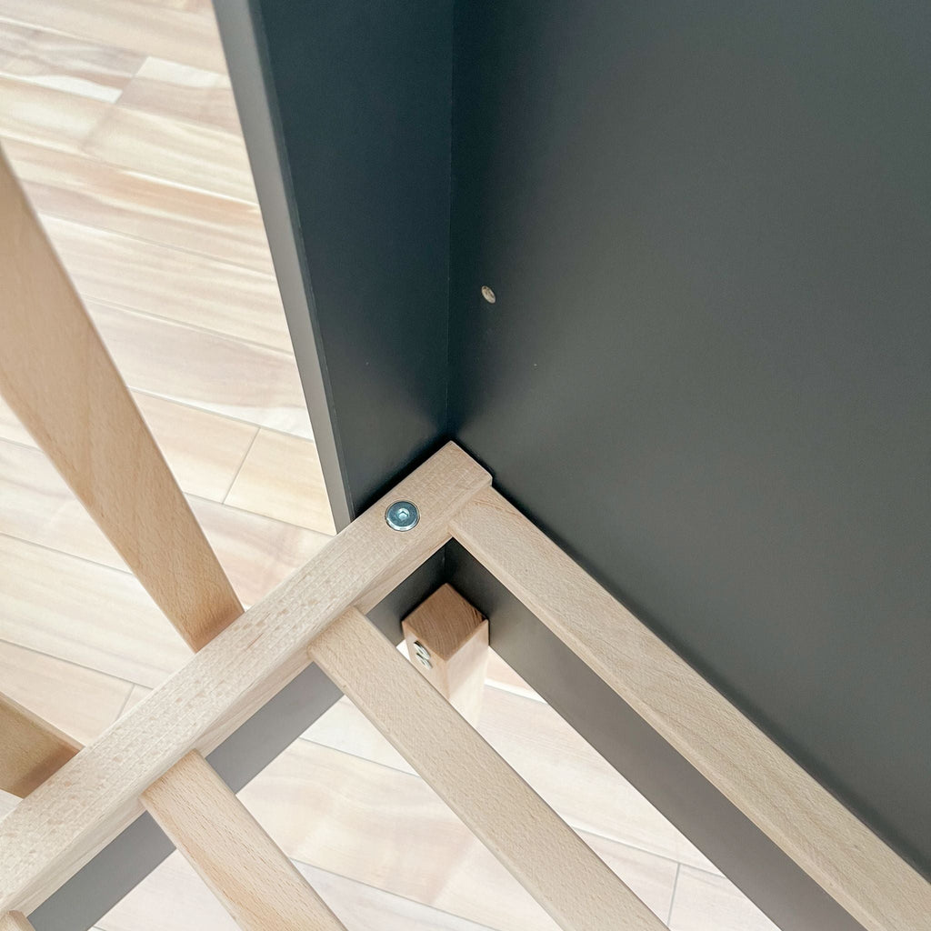 Noor babybed grijs in babykamer met hemel