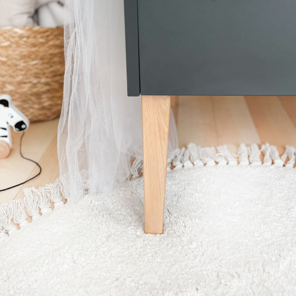 Noor babybed grijs sfeerbeeld in kinderkamer