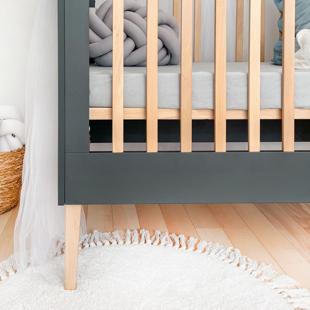 Noor babybed grijs met hemel en plant