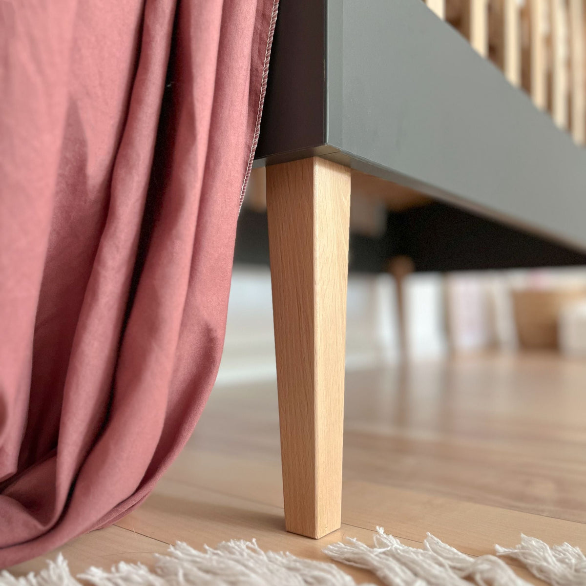 Noor babybed grijs detail houtverbinding
