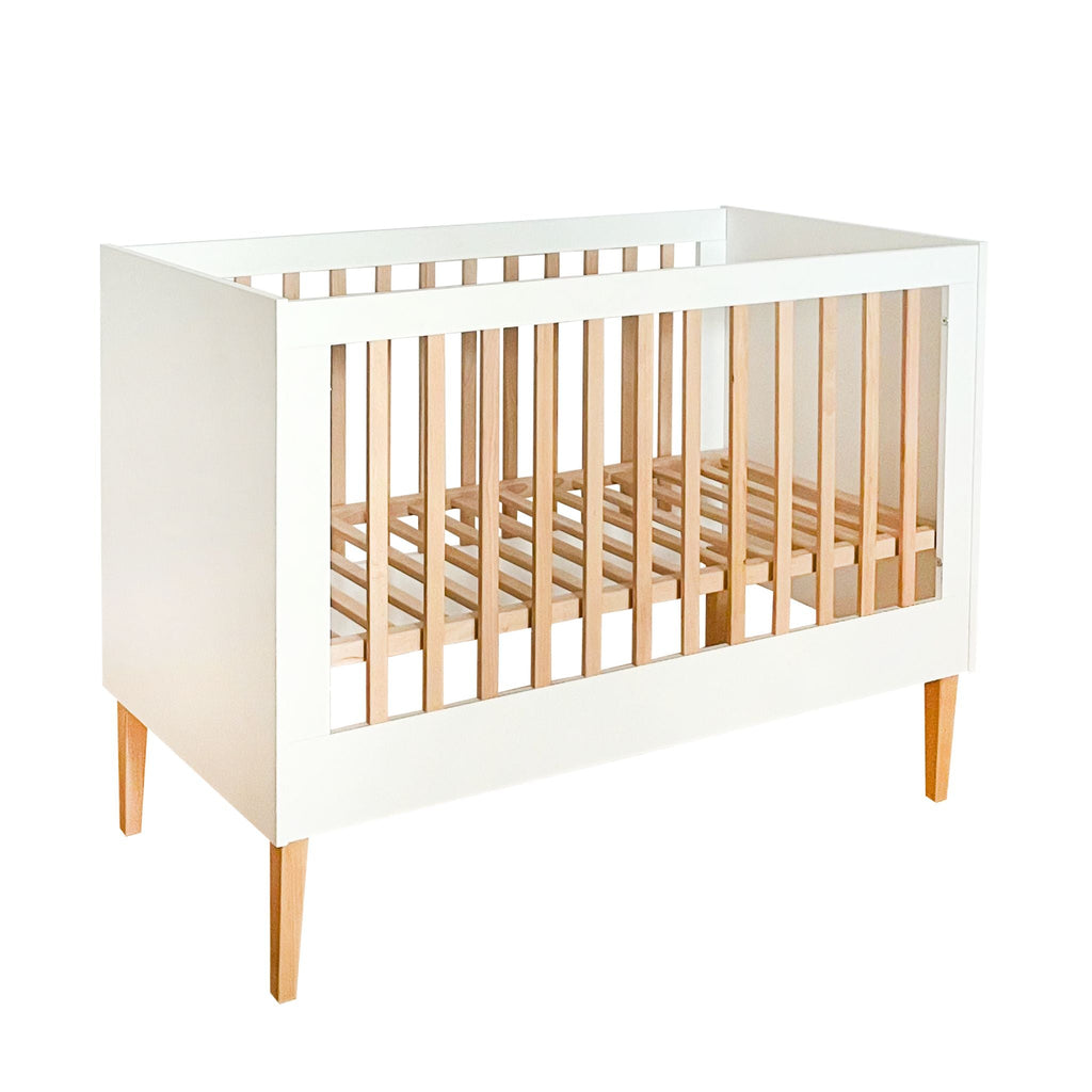 Noor babybed 120x60 wit met houten poten