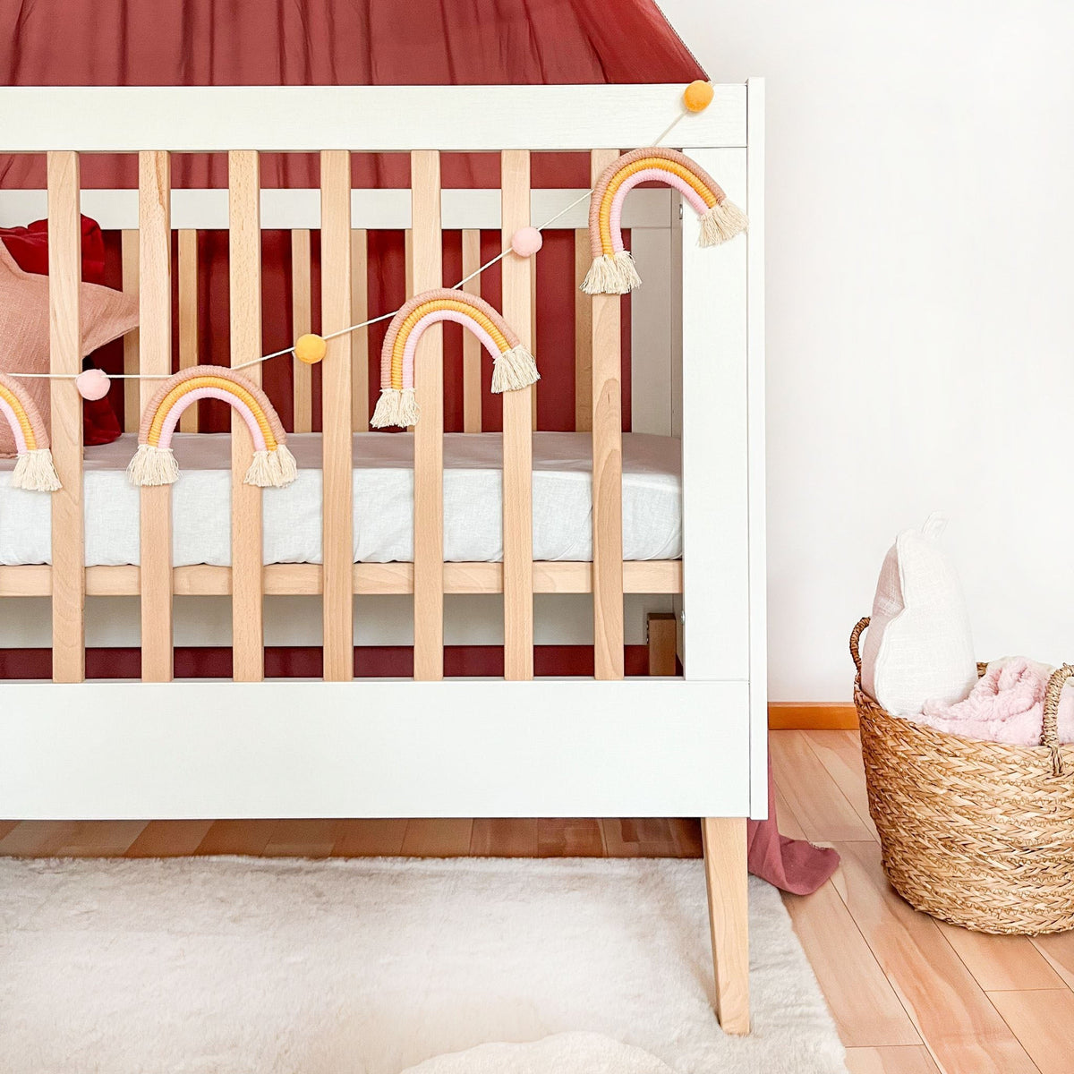 Noor babybed wit in kinderkamer met regenboogslinger