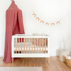 Noor babybed wit met roze hemel in babykamer