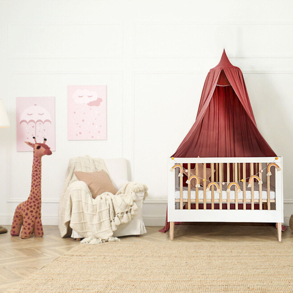 Noor babybed wit in sfeervolle babykamer met giraffe