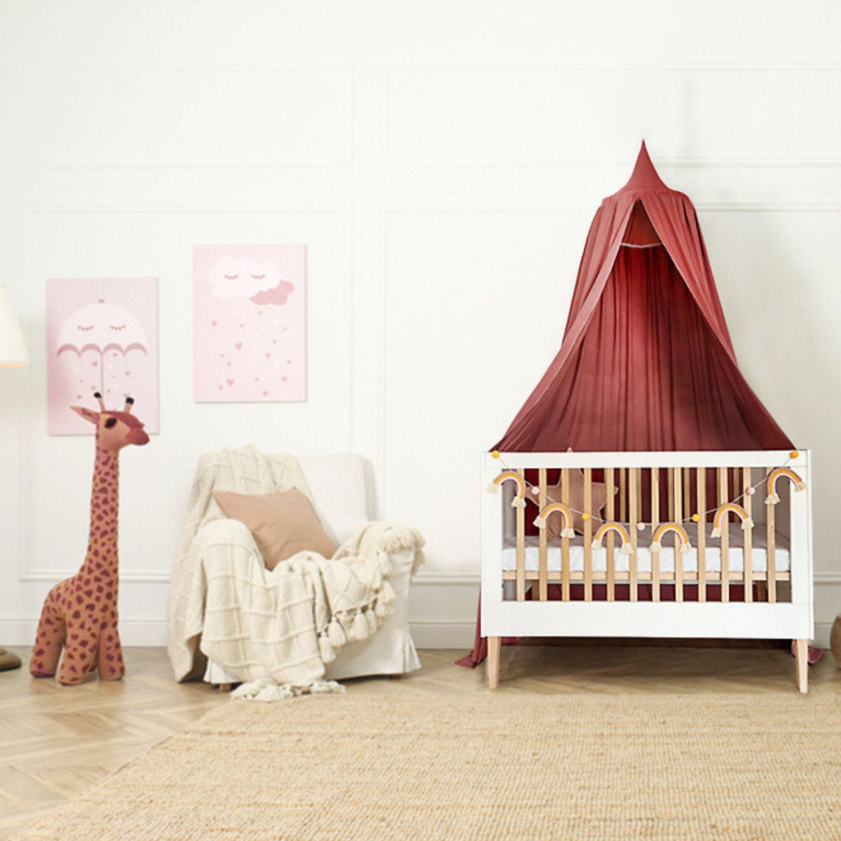 Noor babybed wit in sfeervolle babykamer met giraffe