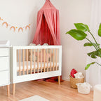 Noor babybed wit met hemel en plant in kinderkamer
