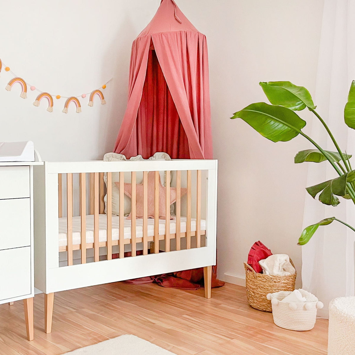 Noor babybed wit met hemel en plant in kinderkamer