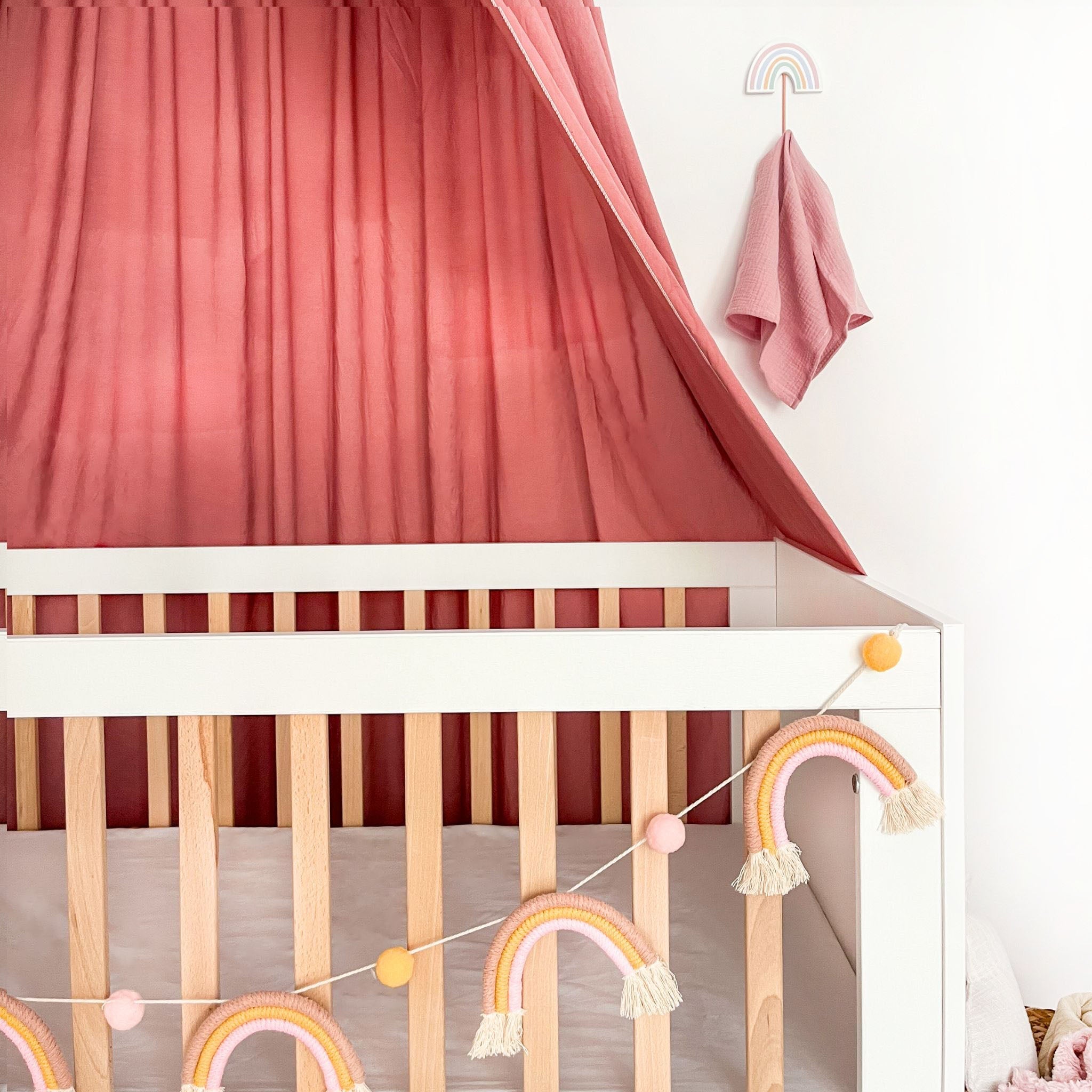 Noor babybed wit detail met roze hemel
