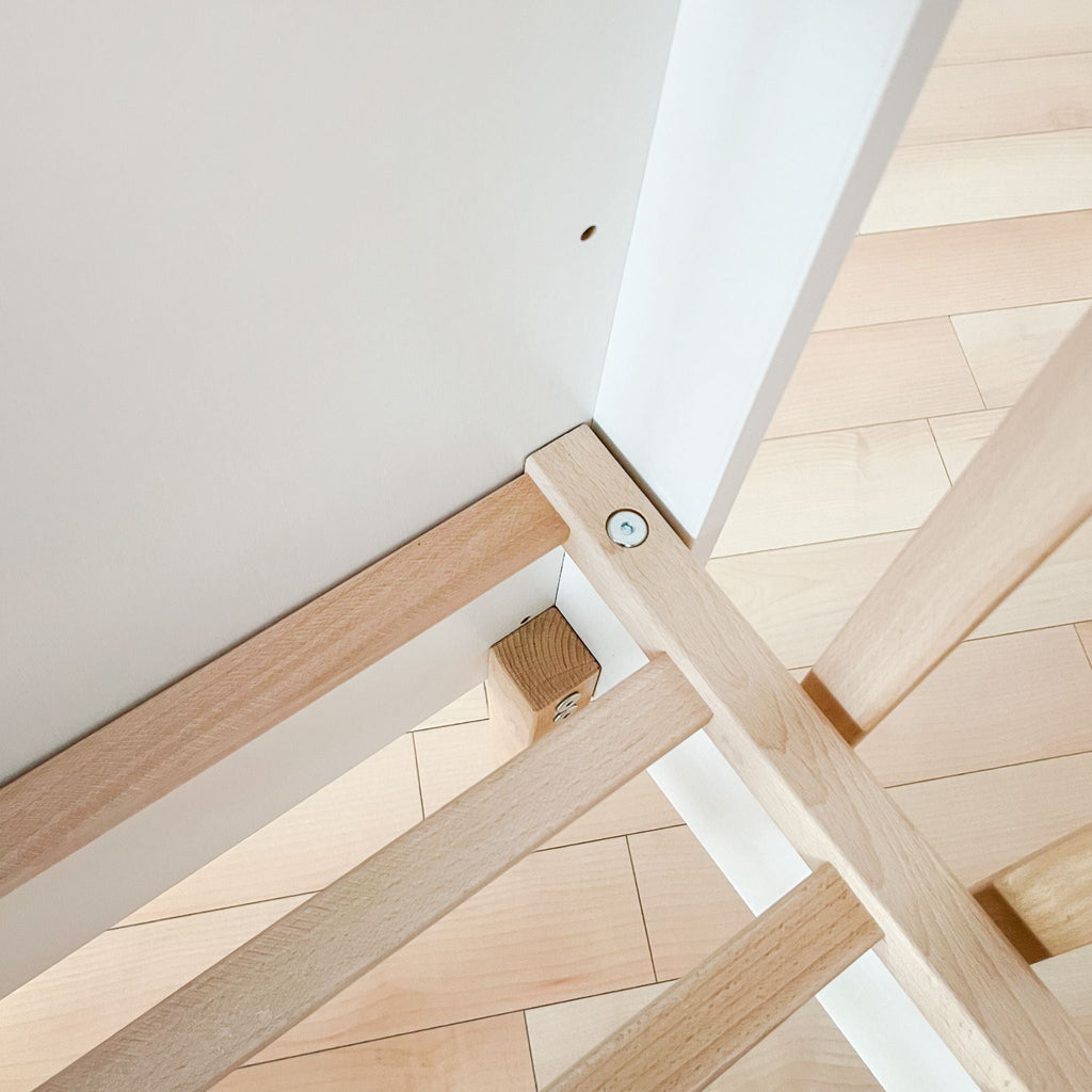 Noor babybed wit detail houtverbinding en schroef