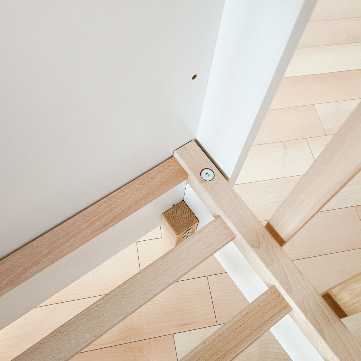 Noor babybed wit detail houtverbinding en schroef