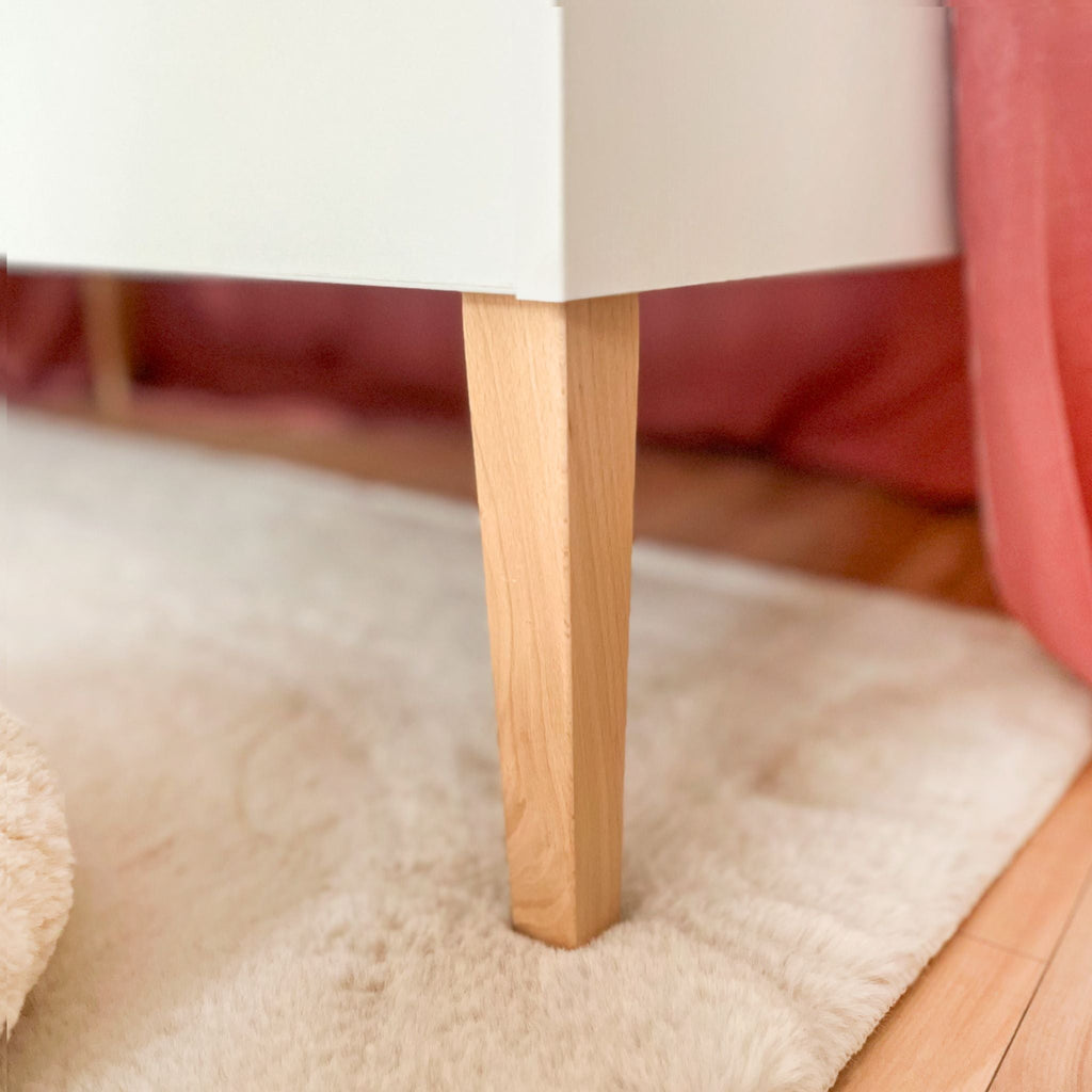 Noor babybed wit detail houten poot