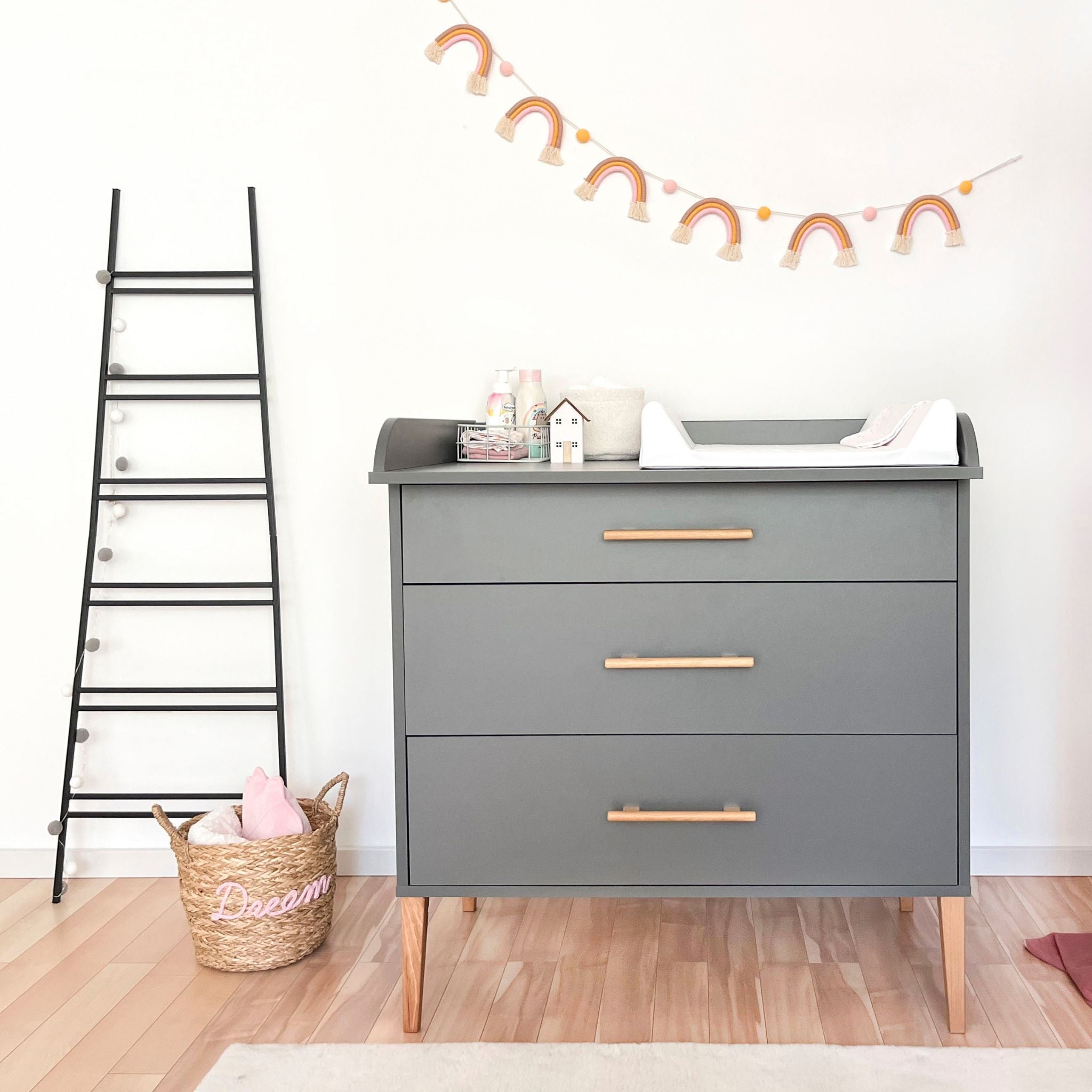 Noor commode grijs met verschoonblad in babykamer