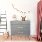 Noor commode grijs in kinderkamer met plant en macrame