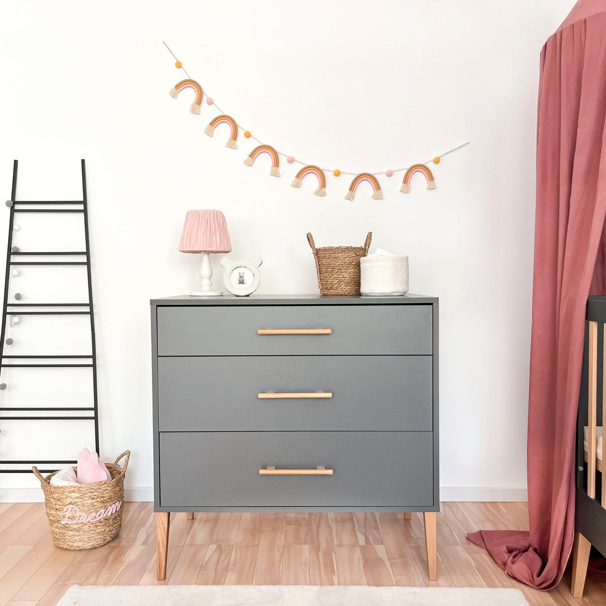 Noor commode grijs in kinderkamer met plant en macrame