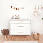 Noor commode wit met verschoonblad in babykamer
